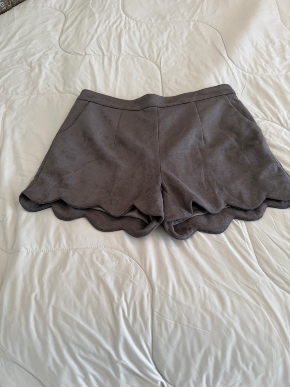 eesome Scallop-Hem High Waist Shorts in Gray